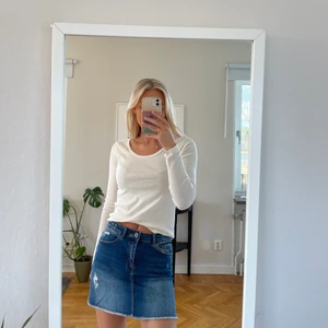 Zara kjol - Jeanskjol från Zara, passar strl XS. Säljs för 80kr + frakt!🤍