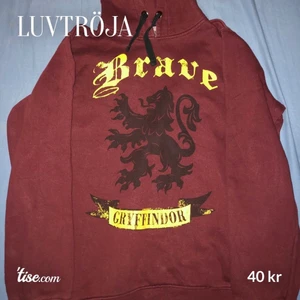 Hogworts tröja  - Fin långärmad tröja, lite liten i huvudhålet men annars san i storleken. Kom med eget bud om du vill köpa. Köparen står för frakten. Vill bli av med allt så fort. Om nån är intresserad så kollar jag upp frakten då. 