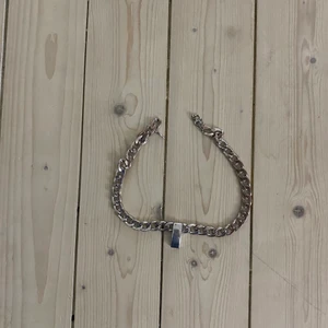 Vintage silver halsband - Ett väldigt fint halsband i rostfritt stål snyggt och tjockt passar perfekt till en sweatshirt. Okej skick men finns täcken på använding som att färgen försvunnit lite på vissa ställen! Passar i stortsätt alla!