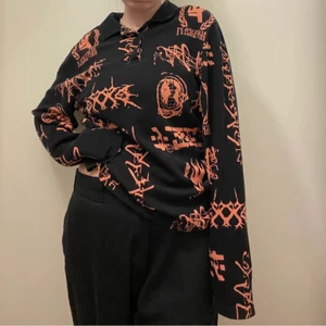 Tröja  - Tröja med print. Storlek small (herr, jag brukar ha M och passar mig bra)