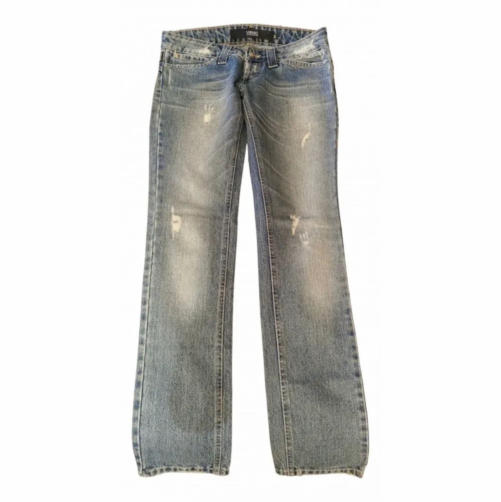 Lågmidjade jeans från Versace. (Lånade bilder från förra säljaren). Italiensk 42,(eu 38) dock små i storleken. . Jeans & Byxor.