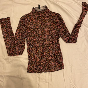 Polotröja  - Blommig polo tröja oanvänd och perfekt att ha under linnen 