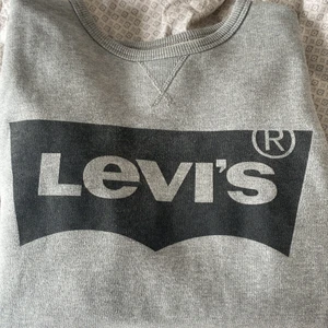 Levis sweatshirt  - Grå fin leviströja som inte kommer till användning längre. Vid fler bilder hör av dig!