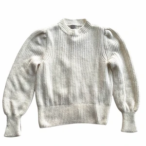 STICKAD TRÖJA - Vit bekväm, stickad tröja. 