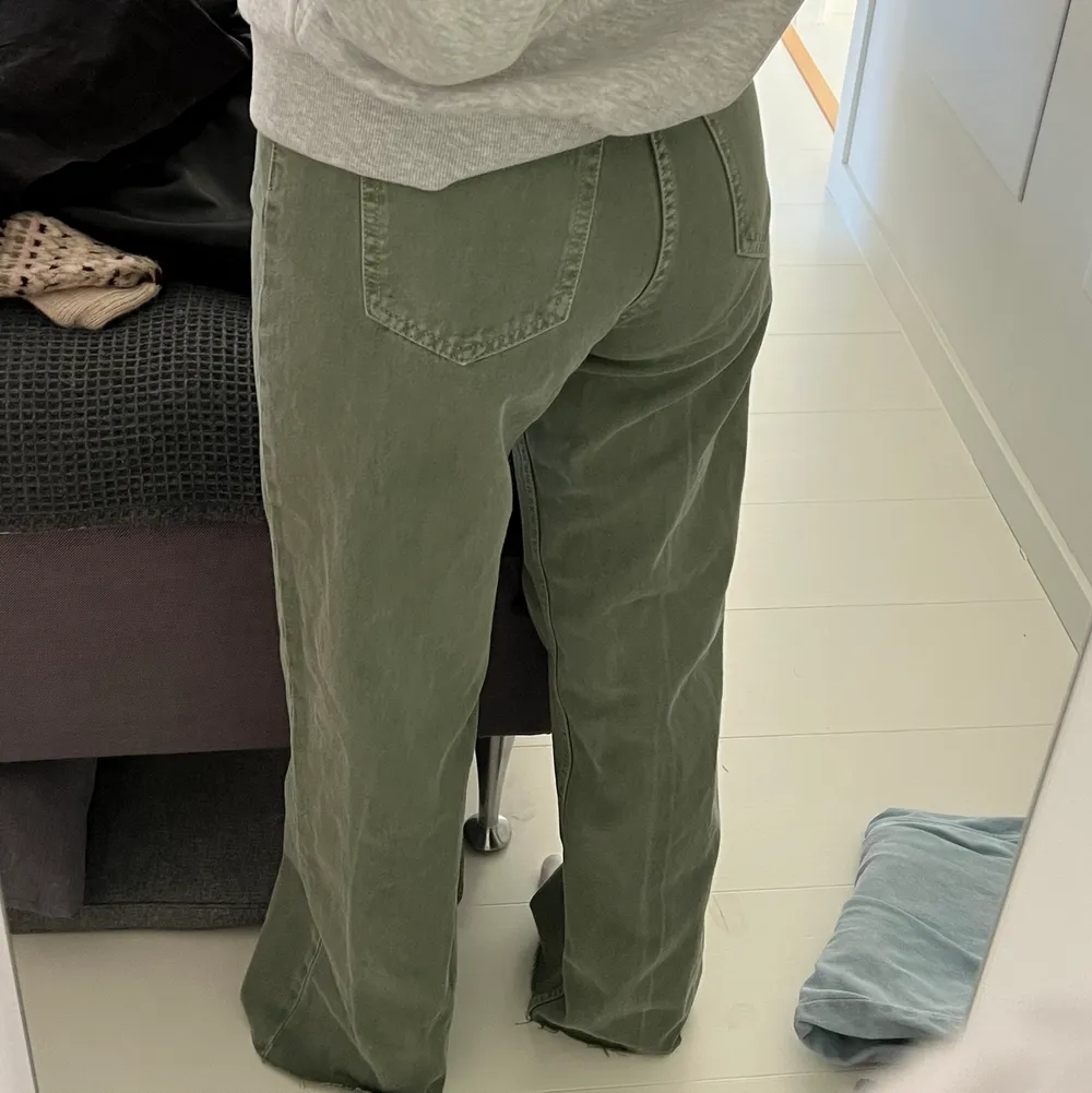 gröna jeans från dr denim. påminner om cargo pants 💕. Jeans & Byxor.