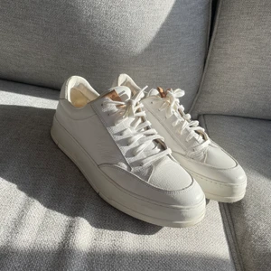 Schyssta sneakers - Vita sneakers från Vagabond. Använda ett par gånger. Skick 9/10. Storlek 42. 