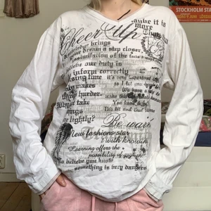 Cool vit tröja - Super cool vit långärmad t-shirt med massa tryck (lite slitningar)