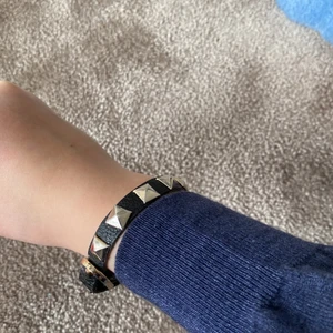 Liknande valentino armband  - Liknande valentino armband, säljer för att den inte kommit så mycket till användning💕jätte bra skick!