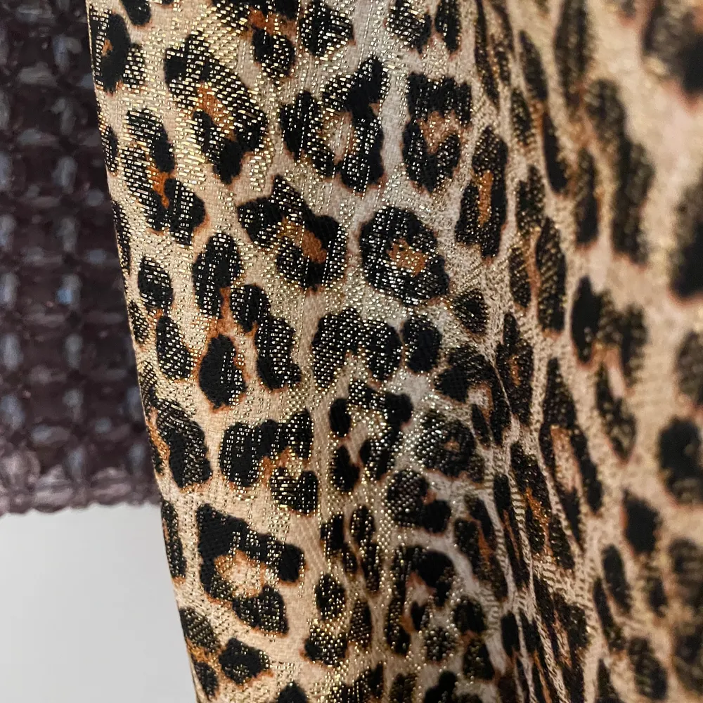Cool leopardmönstrad klänning med puffärmar från Zara i storlek S. Rak i formen men lite 80-tals vibe på ärmarna. Mycket gott skick! 🐆💛. Klänningar.