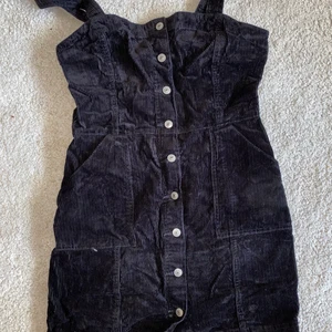 Knappklänning Manchester  - En svart Manchesterklänning med knäppning hela vägen. Så himla fin klänning som ser väldigt bra ut med en t-shirt eller långärmad under ❣️ Klänningen kommer från H&M och är bara använd en gång så är i ett väldigt bra skick! Klänningen är i storlek 42 men skulle säga att den är väldigt liten i storleken och passar mer en 38. Det beror lite på hur stor byst man har 💞