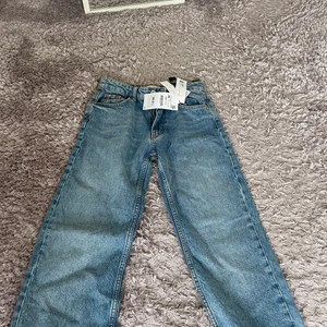 Zara jeans - Säljer dessa assnygga Zara jeans i modellen mid waist straight, gamla modellen som är slutsåld! Superfina och helt oanvända, säljer då de var försmå💓