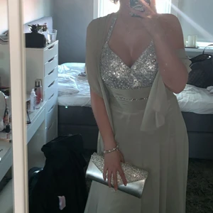 Balklänning - Superfin balklänning. Endast använd 1 gång. Storleken är S men klänningen passar helt klart någon med storlek M också. Jag är 172 och klänningen går hela vägen ner till marken när jag har klackar, finns dock goda möjligheter att korta av den om det behövs. Priset kan diskuteras. Jag står för frakten🥰 Kan skicka fler bilder och videos om någon är intresserad. :)