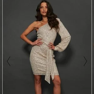 Festklänning  - Festklänning med en Axel och bälte. Använd endast några timmar i jätte bra skick! Köptes för 650kr säljer för 300kr! (Pris kan diskuteras vid snabb köp)