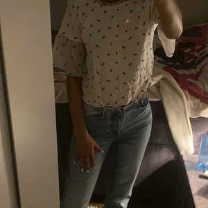 Blus  - Denna blusen är riktigt fräsch och fin, den passar med allt!!