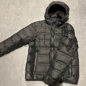 EA7 Jacka  - Svart herr jacka Emporio Armani säljes i storlek S.              Den är i väldigt fint skick.                                            Priset går att diskutera.