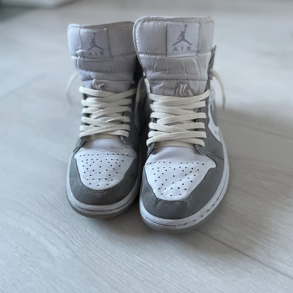 Air jordan 1 mid Wolfgrey Aluminium. Denna sko släpptes den 15 juli 2021 och är använd därefter försiktigt. Retail pris: ca 1100 kr. Deadstock resell: ca, 3-3,5 tusen kronor. Har nya skosnören. . Skor.