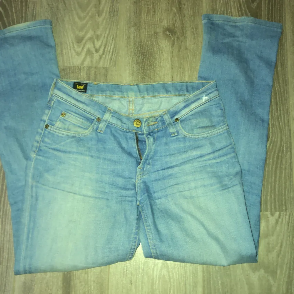 Säljer mina lee jeans som är lågmidjade, dom är i storlek 27❤️kontakta mig för frågor eller mer bilder!!. Jeans & Byxor.
