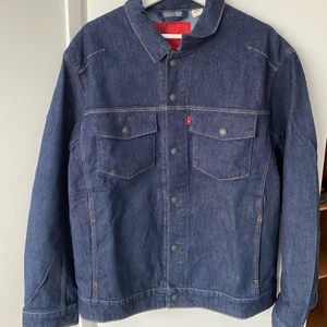 Oversized Jeansjacka från Levi’s - Oversized Jeansjacka från Levi’s i mörkblå tvätt. Storleken är LARGE men den sitter mer som en XL.