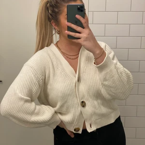 Kofta från H&M - Vit stickad kofta med större knappar från H&M. Väldigt sparsamt använd så i princip ny. Storlek M! 🤍 Köparen står för frakt 🤍