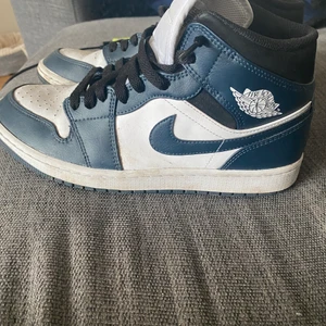 Jordans❤️ - Säljer dessa Jordans i strl 42 den har en liten fläck där fram och därför säljer jag dem billigare men annars är dem i ett bra skick❤️