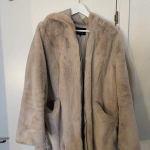 Säljer nu min älskade pälsjacka, köpt via Zalando från ONLY. Varsamt använd i fint skick! Strl XXL men passar fint någon med L/XL