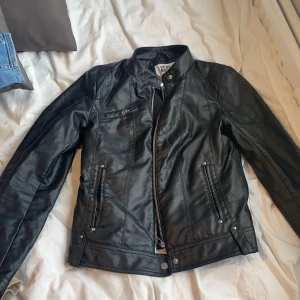 Skinn jacka  - Skinn jacka i mycket bra skick, i storlek xs, använd ett få tal gånger.