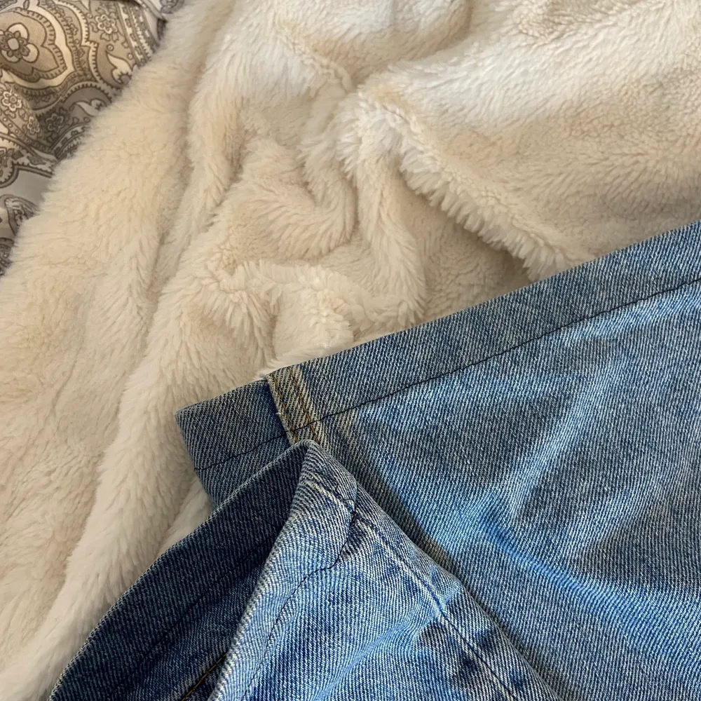 Superfina Yoko mid blue jeans i fint skick från Monki!💕 säljer pga att de inte kommer till användning längre. Uppsydda då dem var för långa för mig (jag är 1.63). Men nu är de i perfekt längd, går dock att sprätta upp så de blir i vanlig längd.😊 Betalning sker via Swish 50kr+frakt💕. Jeans & Byxor.