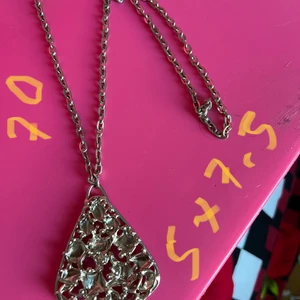 Silver liknande halsband med hänge  - Ovanligt halsband med stor hänge. Kedjan 70cm hänge 5*7,5 . Ser ut som tenn men vet inte. Ny skick.  150kr plus frakt