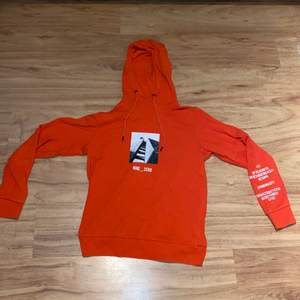 Orange Jack n Jones hoodie säljer för 100kr storlek S