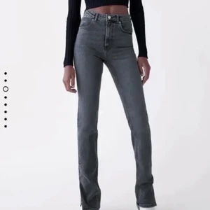 Zara jeans med slits  - Säljer dessa jeans med slits från zara☺️fint skick