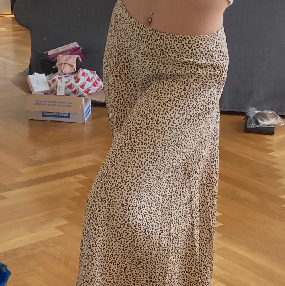 fin leopardmönstrad kjol från Shein, endast använd en gång i storlek S! Kjolen går nästan till hälarna på mig som är 155cm. Kjolar.