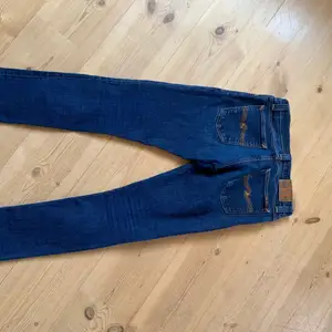Jeans är som nya, väldigt lite använda då dom var för små från början. Modellen är Thit long John. Ingen stretch. Nypris 1500kr