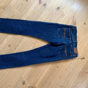 Nudie Jeans strl w28 l32 - Jeans är som nya, väldigt lite använda då dom var för små från början. Modellen är Thit long John. Ingen stretch. Nypris 1500kr