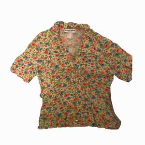 En blommig skjorta som är använd 2-3 gånger! Från Daniel Duval Paris!💝 (står ingen storlek i men skulle säga att det är en S)
