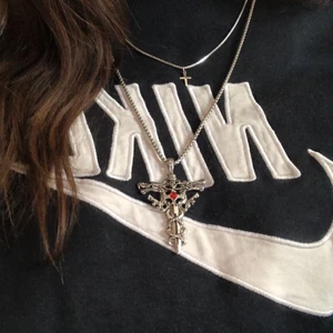 svärd kors halsband  - jätte fint halsband som tyvärr inte kommit till användning. 