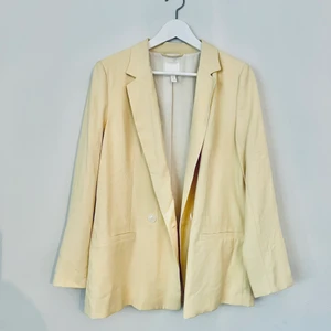 Kavaj - Super snygg kavaj i ljust gult. Fint nu till vår/sommaren. Strl 38