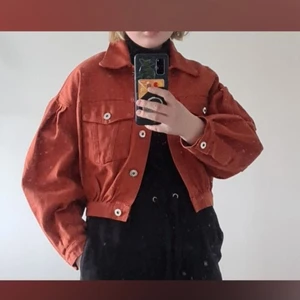 Vårig Orange Jeansjacka - Fin vårig jeansjack anväd bara några enstaka gånger. Storlek:S