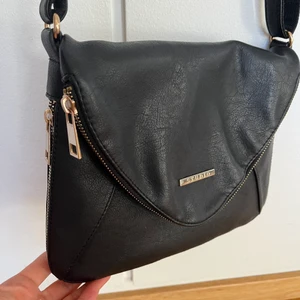 Svart väska  - Snygg svart väska, fina guld-detaljer!! 