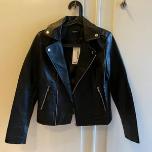 Skinnjacka strl M - Skinnjacka från Boohoo i storlek M. Mer som en S. Prislapp kvar (aldrig använd). 