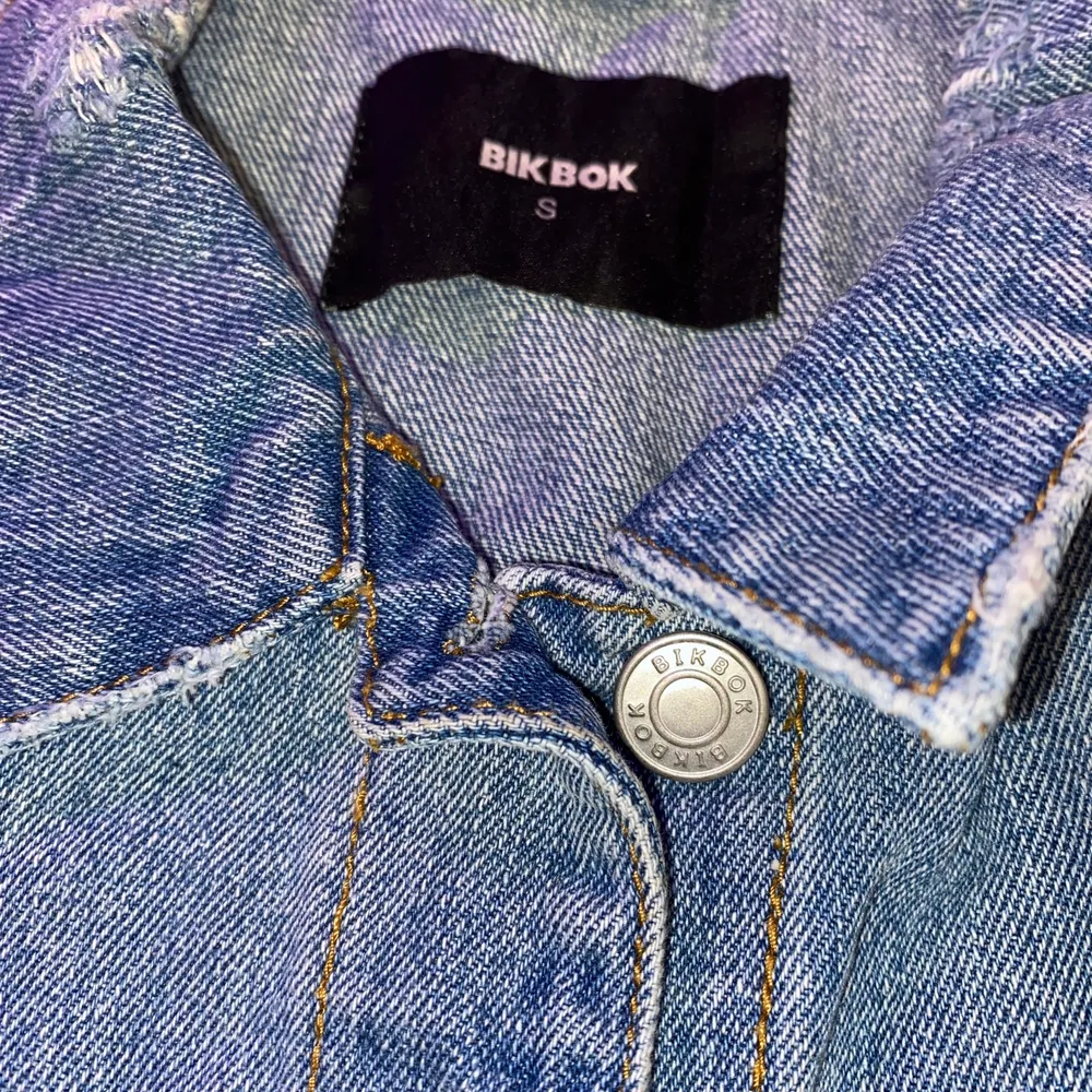 Skit snygg croppad jeans jacka från Bikbok, den är kort och har as snygga slitningar lite överallt. Perfekt blå färg inför sommaren och stranden . Jackor.
