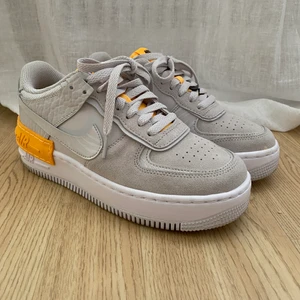 Nike air force 1 shadow  - Nike air force 1 shadow i väldigt gott skick, använda ett fåtal gånger. Säljes för 600 Nypris: 1295 💕 strl: 37,5