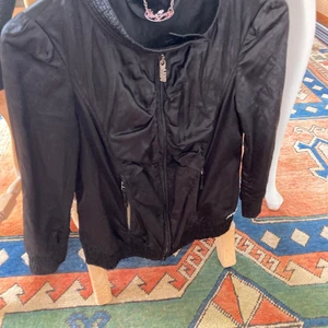 Miss Sixty jacka - Svart, lite sidenaktig/glansig jacka i biker stuk i limited edition. Strl. XS/S med trekvartsärm. 