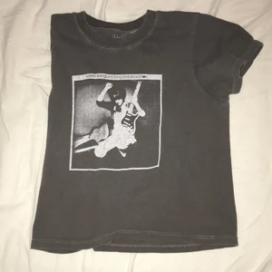 Brandy Melville top - Säljer min Brandy Melville topp som är i nyskick då jag använt den 1-2 gånger. Jätte fina, skulle säga passar de flesta. Jag är 178 cm lång och passar mig perfa! Super fin och bra skick!