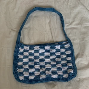 Virkad handväska  - Virkad liten vit och blå handväska. Har gjort den själv. Köparen står för frakt 🌸
