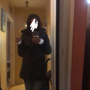 Canada goose - Hjälper en vän med att sälja denna canada goose jacka i storlek xxs, men den passar s och liten m, priset kan diskuteras. Jackan är köpt på Plick och använd under en vinter.