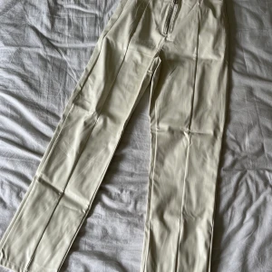 Vita skinnbyxor  - Off-white skinnbyxor från prettylittlething i storlek 38. (Aldrig använda, bara provade)