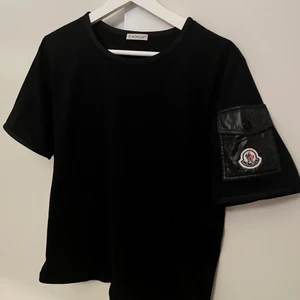Moncler t-shirt - Moncler t shirt nästan aldrig använd och köpt på NK för 2500kr. Givetvis äkta, QR kod finns