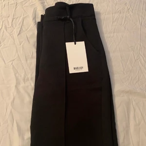 Kostymbyxor  - Fina kostymbyxor från madlady, helt nya med prislapp kvar. Nypris:600kr