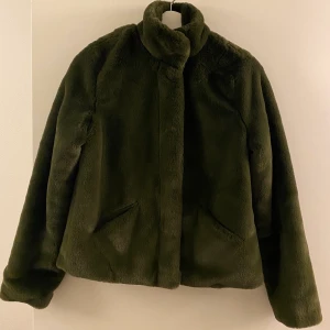 Murrgrön mjuk jacka - Kort Murrgrön mjuk jacka med 2 fickor och knappar. Använd 1 gång. Storlek M men skulle säga är mer som en S. 