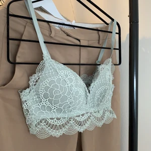 Fin ljusblå/grön bralette med push up - Den är i storlek 36 från H&M och sitter så otroligt fint men tyvärr är den för liten för mig:((( Ger super najs stöd då den har lite vaddering🤍